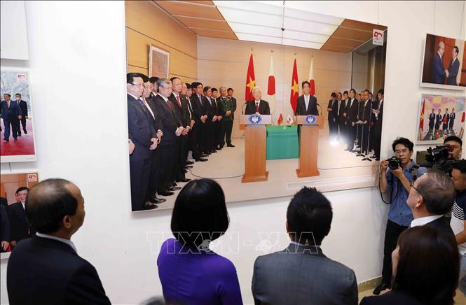 Đại biểu tham quan triển lãm. Ảnh: An Đăng - TTXVN
