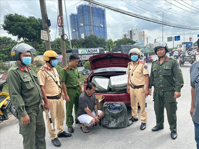 Trong ảnh: Đối tượng V. Đ. Q. T  bị phát hiện chở 2690 bao thuốc lá điếu nhập lậu và 500 bao thuốc lá điếu nhãn hiệu SAIGON Silver. Ảnh: TTXVN phát