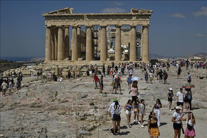 Khách du lịch tham quan thành cổ Acropolis ở Athens, Hy Lạp ngày 14/6/2023. Ảnh: AFP/TTXVN