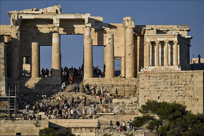 Khách du lịch tham quan thành cổ Acropolis ở Athens, Hy Lạp ngày 21/6/2023. Ảnh: AFP/TTXVN