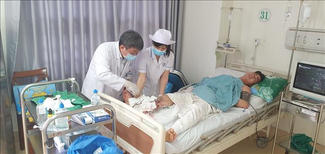 Trong ảnh: Các sĩ Bệnh viện Bà Rịa thăm khám vết mổ cho anh N.V.H (27 tuổi) sau khi anh được nối thành công cẳng chân bị đứt gần lìa do tai nạn giao thông. Ảnh: TTXVN phát