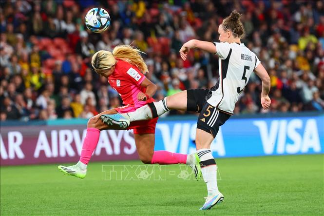 Pha tranh bóng giữa hậu vệ Marina Hegering (phải) của Đức và tiền vệ Cho So-hyun của Hàn Quốc. Ảnh: AFP/TTXVN