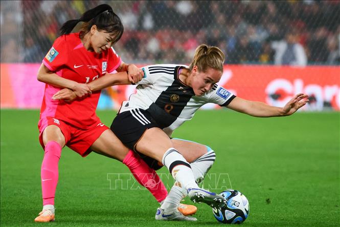 Hậu vệ Jang Sel-gi (trái) của Hàn Quốc tranh bóng quyết liệt với tiền đạo Sydney Lohmann của Đức. Ảnh: AFP/TTXVN