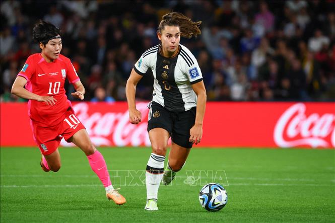 Lena Oberdorf (phải) của Đức đi bóng trước Ji So-yun của Hàn Quốc. Ảnh: AFP/TTXVN