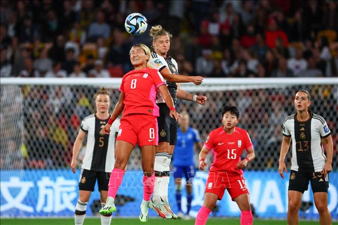 Pha không chiến giữa tiền vệ Cho So-Hyun (số 8) của Hàn Quốc và tiền đạo Alexandra Popp của Đức. Ảnh: AFP/TTXVN