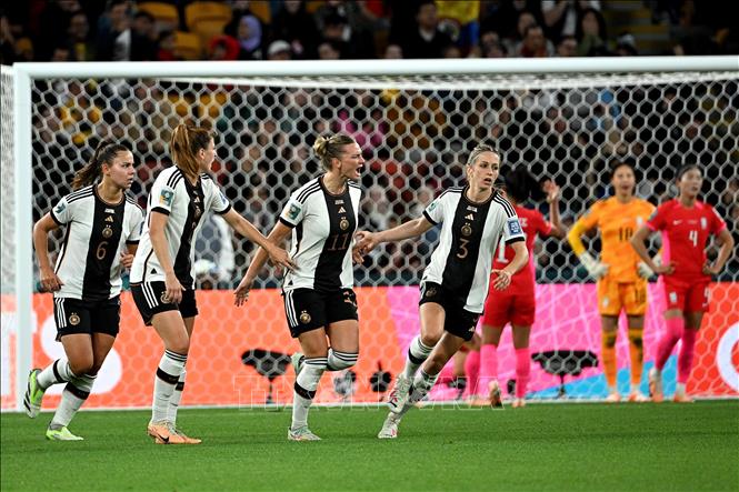 Niềm vui của các cầu thủ Đức sau khi Alexandra Popp (thứ 3, trái) ghi bàn thắng vào lưới Hàn Quốc. Ảnh: THX/TTXVN