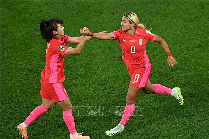 Cho Sohyun (phải) của Hàn Quốc chia vui cùng đồng đội sau khi ghi bàn thắng vào lưới tuyển Đức. Ảnh: THX/TTXVN