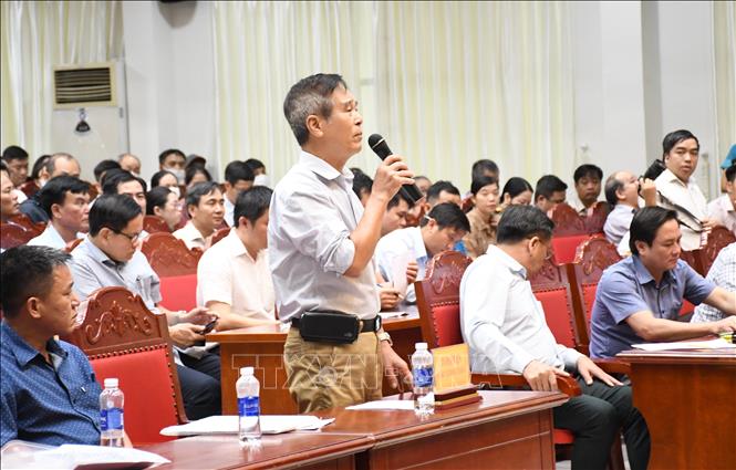 Trong ảnh: Người mua đất Dự án Viva City nêu ý kiến tại buổi đối thoại. Ảnh: Công Phong -TTXVN