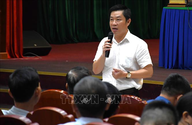 Trong ảnh: Đại diện chủ đầu tư trả lời thắc, kiến nghị của người dân. Ảnh: Công Phong -TTXVN