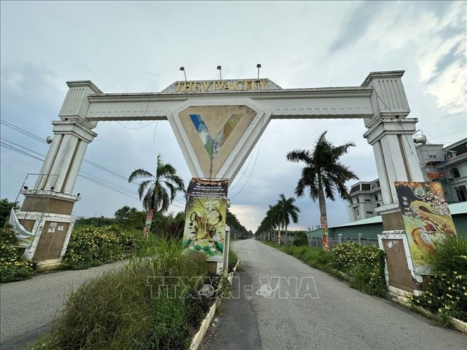 Trong ảnh: Cổng vào Dự án Viva City. Ảnh: TTXVN phát