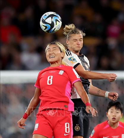 Pha không chiến giữa Cho Sohyun (trái) của Hàn Quốc và Alexandra Popp của Đức. Ảnh: THX/TTXVN