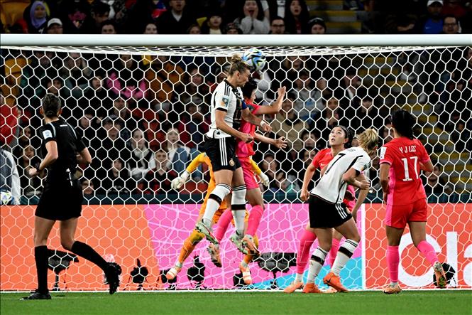 Một pha không chiến giữa các cầu thủ hai đội. Ảnh: THX/TTXVN