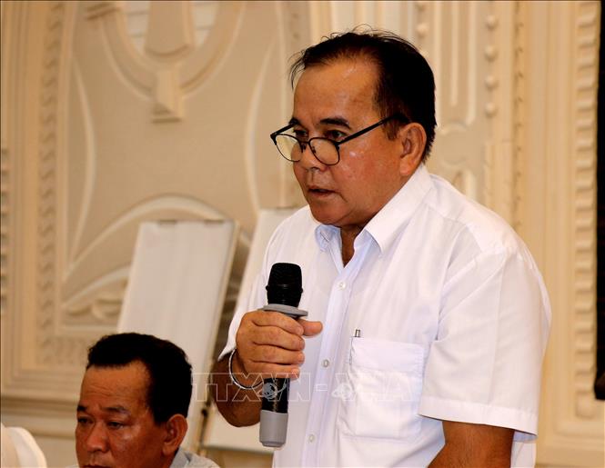 Ông Phan Văn Tây, Giám đốc Hợp tác xã Lộc Hưng (huyện Cờ Đỏ) kiến nghị các sở, ngành hỗ trợ, hướng dẫn hợp tác xã tiếp cận nguồn vốn vay. Ảnh: Thu Hiền - TTXVN