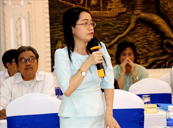 Đại diện Sở Tài nguyên và Môi trường giải đáp vướng mắc, khó khăn cho hợp tác xã. Ảnh: Thu Hiền - TTXVN