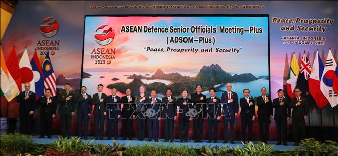 Heads of delegation attending ADSOM+ pose for a group photo. VNA Photo: Đào Trang