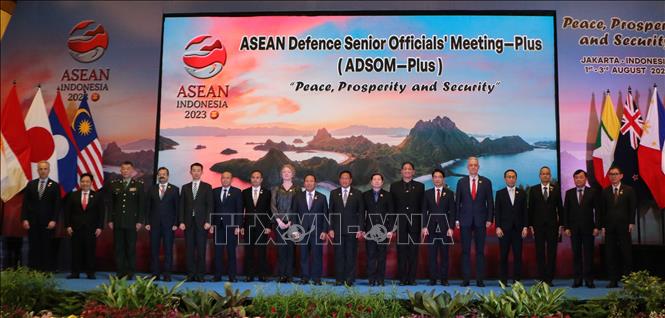 Heads of delegation attending ADSOM+ pose for a group photo. VNA Photo: Đào Trang
