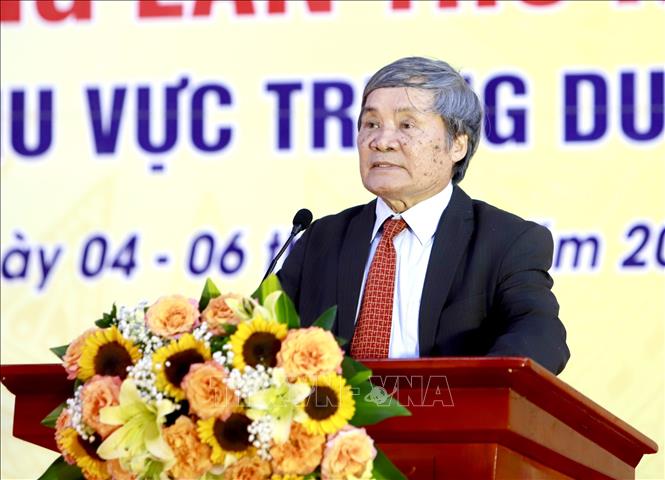 Trưởng ban cố vấn Trại hè, Nhà giáo Nhân dân, GS.TS Nguyễn Văn Mậu phát biểu tại chương trình. Ảnh: Hoàng Hùng -TTXVN