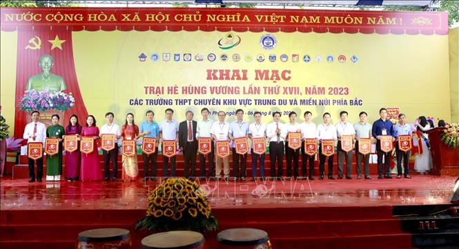 Đại diện các trường THPT tham gia Trại hè nhận cờ lưu niệm từ Ban tổ chức. Ảnh: Hoàng Hùng -TTXVN 