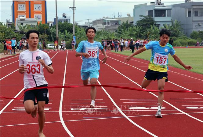 Vận động viên nam lứa tuổi 16 đến 18 tranh tài cự ly chạy 100m. Ảnh: Trần Lê Lâm – TTXVN 