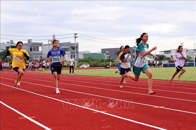 Vận động viên nữ lứa tuổi 16 đến 18 tranh tài cự ly chạy 100m. Ảnh: Trần Lê Lâm – TTXVN 