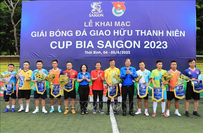 Ban tổ chức trao cờ lưu niệm, hoa cho các đội tham dự tại lễ khai mạc. Ảnh: Thế Duyệt – TTXVN 