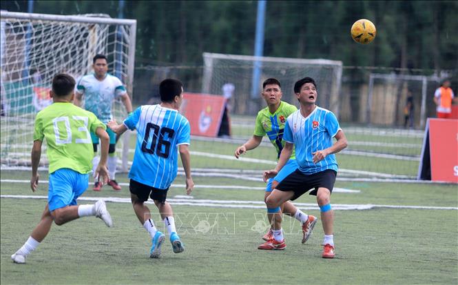 Pha tranh chấp bóng giữa đội Thái Bình 2 (áo xanh sọc trắng, quần đen) và đội Thanh Hóa (áo xanh nõn chuối, quần xanh). Ảnh: Thế Duyệt – TTXVN 