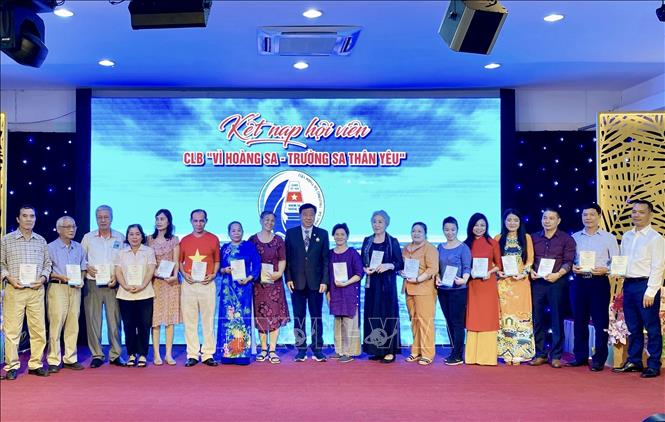 Trong ảnh: Ban chủ nhiệm Câu lạc bộ “Vì Hoàng Sa - Trường Sa thân yêu” thực hiện kết nạp hội viên mới tại chương trình họp mặt. Ảnh: Hồng Giang - TTXVN