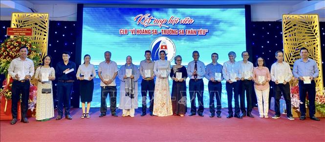 Trong ảnh: Ban chủ nhiệm Câu lạc bộ “Vì Hoàng Sa - Trường Sa thân yêu” thực hiện kết nạp hội viên mới tại chương trình họp mặt. Ảnh: Hồng Giang - TTXVN.