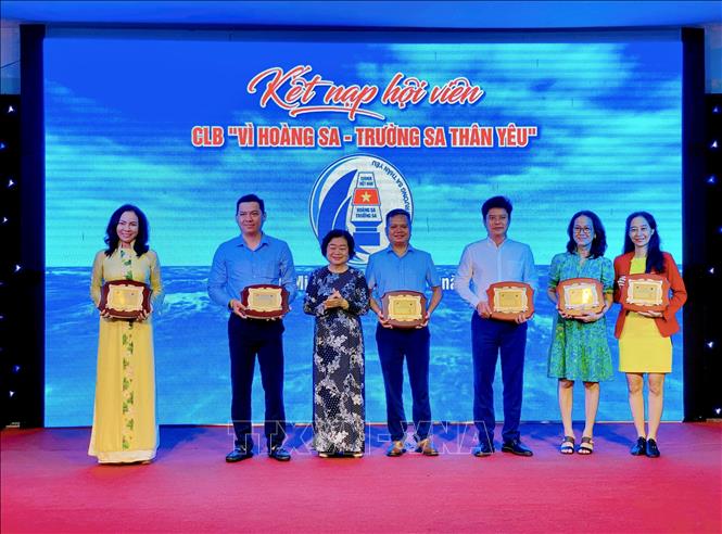 Trong ảnh: Ban chủ nhiệm Câu lạc bộ “Vì Hoàng Sa - Trường Sa thân yêu” thực hiện kết nạp hội viên mới tại chương trình họp mặt. Ảnh: Hồng Giang - TTXVN