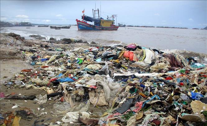 Rác thải tràn ngập bờ biển thuộc khu vực giáp ranh bờ biển xã Ngư Lộc và Minh Lộc, huyện Hậu Lộc, Thanh Hóa. Ảnh: Nguyễn Nam-TTXVN
