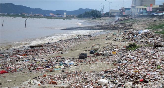 Rác thải vứt bữa bãi tại ven bờ biển. Ảnh: Nguyễn Nam-TTXVN