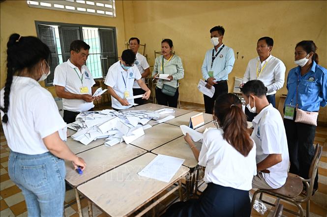 Các nhân viên Ủy ban bầu cử Campuchia kiểm phiếu bầu Quốc hội ở thủ đô Phnom Penh, ngày 23/7/2023. Ảnh: AFP/TTXVN