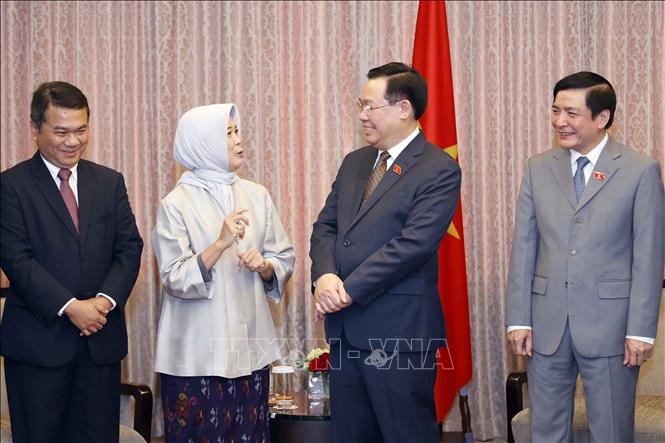 NA Chairman Vuong Dinh Hue meets with Chairperson of the Audit Board of Indonesia (BPK) Isma Yatun. VNA Photo: Doãn Tấn