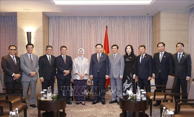NA Chairman Vuong Dinh Hue, Chairperson of the Audit Board of Indonesia (BPK) Isma Yatun, and others. VNA Photo: Doãn Tấn