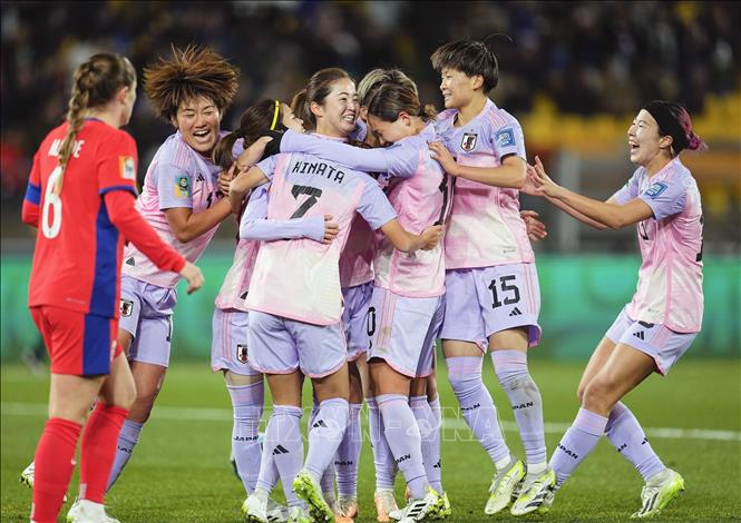 Các cầu thủ Nhật Bản ăn mừng bàn thắng nâng tỉ số lên 2-1 của Risa Shimizu (giữa, trái) ở phút 50 của trận đấu. Ảnh: Kyodo/TTXVN