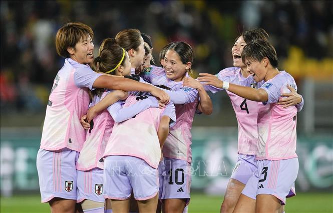 Các cầu thủ Nhật Bản ăn mừng bàn thắng nâng tỉ số lên 2-1 của Risa Shimizu (thứ 3, trái) ở phút 50 của trận đấu. Ảnh: Kyodo/TTXVN