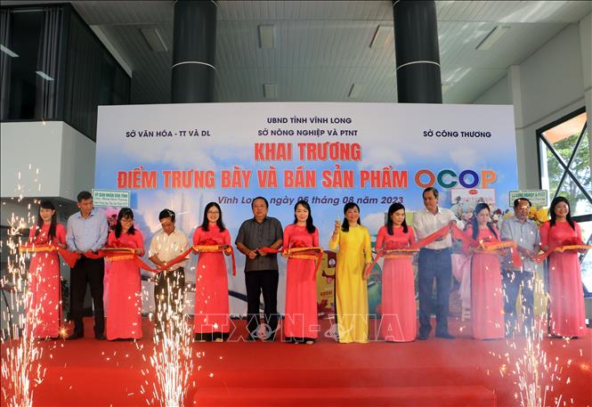 Các đại biểu cắt băng khánh thành tại buổi lễ. Ảnh: Phạm Minh Tuấn-TTXVN.