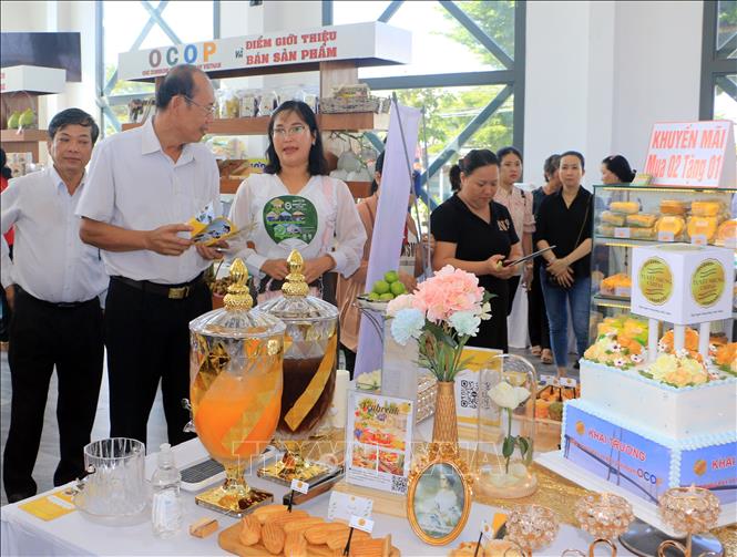 Các đại biểu tham quan điểm trưng bày và bán sản phẩm OCOP tại nhà chờ Bến cảng hành khách tỉnh Vĩnh Long. Ảnh: Phạm Minh Tuấn-TTXVN.