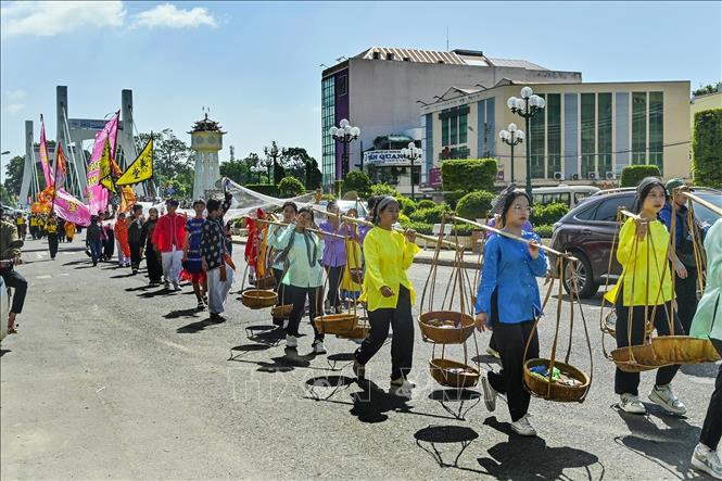 Đoàn nghi lễ diễu hành qua các tuyến đường. Ảnh: Hồng Hiếu- TTXVN