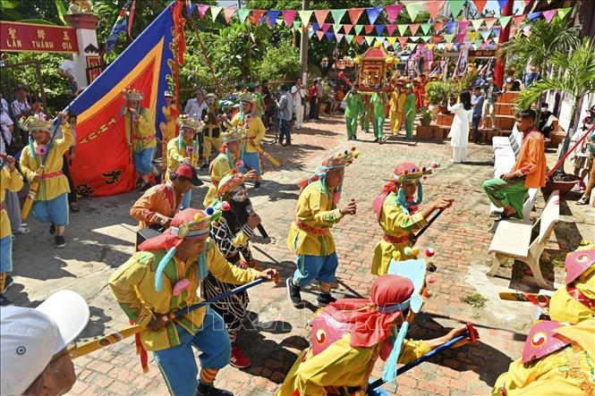 Nghi thức cúng rước chèo bả trạo tại Vạn Thủy Tú. Ảnh: Hồng Hiếu- TTXVN