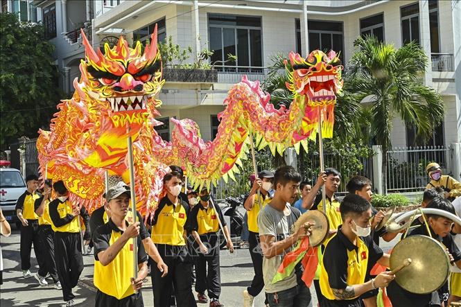 Đoàn nghi lễ diễu hành qua các tuyến đường. Ảnh: Hồng Hiếu- TTXVN