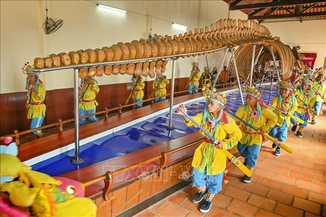 Nghi thức cúng tại nhà trưng bày cốt ông Nam Hải. Ảnh: Hồng Hiếu- TTXVN