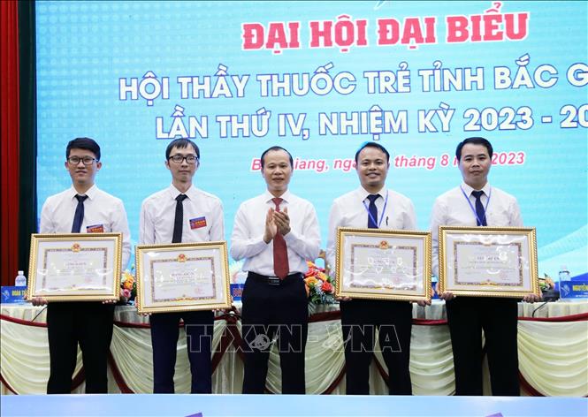 Phó Chủ tịch Thường trực UBND tỉnh Bắc Giang Mai Sơn trao Bằng khen của Chủ tịch UBND tỉnh cho các tập thể, cá nhân. Ảnh: Đồng Thúy -TTXVN