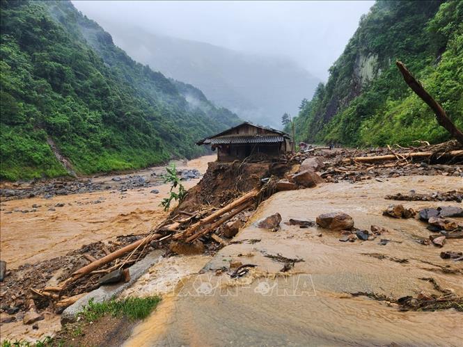 Cảnh tượng tan hoang ở xã Khao Mang, huyện Mù Cang Chải sau cơn lũ ống. Ảnh: Tuấn Anh - TTXVN