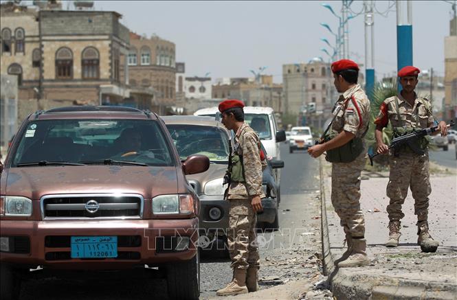 (Tư liệu) Binh sĩ Yemen kiểm tra các phương tiện tại thủ đô Sanaa. Ảnh: AFP/TTXVN