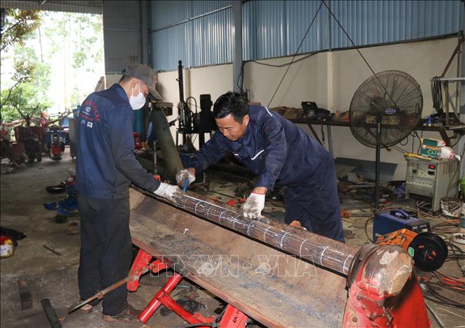 Anh Phùng Văn Nam hàng ngày cải tiến sản phẩm giàn máy cày phay lên luống giúp cải tiến năng suất lao động. Ảnh: Thanh Thương- TTXVN