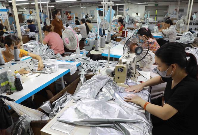 Công ty CP may Thành Hưng ở xã Bảo Lý, huyện Phú Bình chuyên may áo khoác xuất khẩu, tạo việc làm ổn định cho gần 80 lao động với mức thu nhập 8 triệu đồng/người/tháng. Ảnh: Vũ Sinh - TTXVN