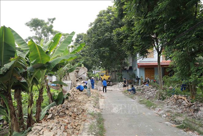 Tổng nguồn vốn huy động thực hiện Chương trình MTQG xây dựng NTM đạt trên 36.000 tỷ đồng, hỗ trợ trên 730.000 tấn xi măng cho các địa phương để xây dựng, cải tạo trên 9.000 km đường giao thông, 470 km kênh mương thủy lợi, xây dựng mới được hơn 1.000 công trình nhà lớp học,132 Trung tâm Văn hoá - Thể thao xã, 1.281 nhà văn hoá xóm…Ảnh: Vũ Sinh – TTXVN