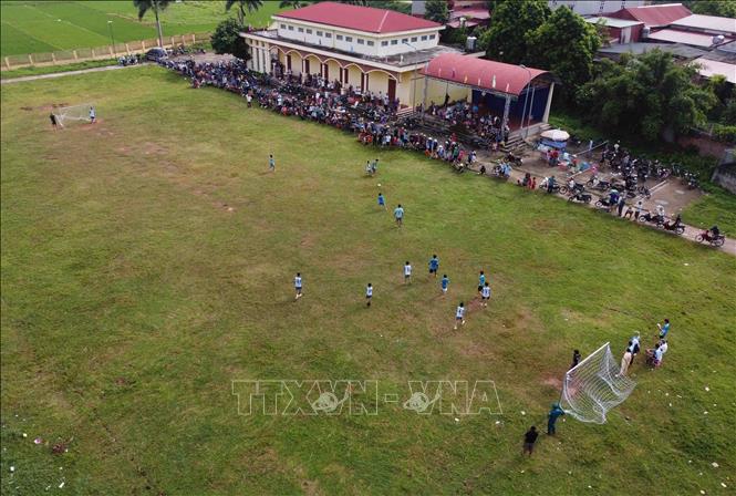 Tổng nguồn vốn huy động thực hiện Chương trình MTQG xây dựng NTM đạt trên 36.000 tỷ đồng, hỗ trợ trên 730.000 tấn xi măng cho các địa phương để xây dựng, cải tạo trên 9.000 km đường giao thông, 470 km kênh mương thủy lợi, xây dựng mới được hơn 1.000 công trình nhà lớp học; 132 Trung tâm Văn hoá - Thể thao xã, 1.281 nhà văn hoá xóm…Ảnh: Vũ Sinh – TTXVN