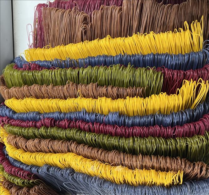 Trong ảnh: Nhiều màu sắc rực rỡ tạo nên nét độc đáo của sản phẩm bún khô Cao Bằng. Ảnh: Chu Hiệu-TTXVN.